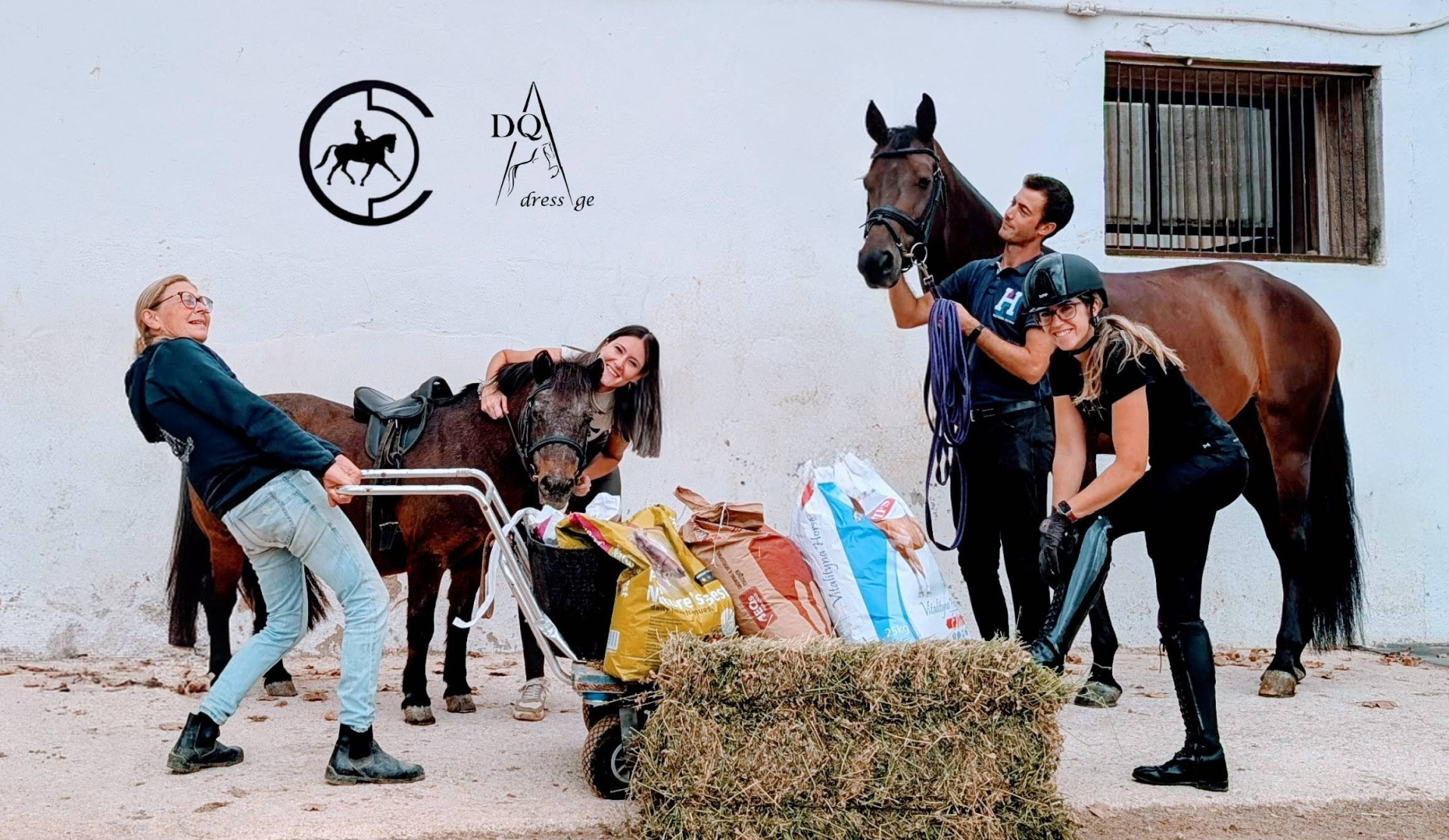 Imagen en la que aparecen personas con unos caballos